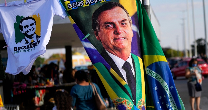 En Esta Imagen De Archivo Una Pancarta Con La Cara Del Presidente De Brasil Jair Bolsonaro Que Opta a La Reelección a La Venta En Brasilia Brasil El De Agosto De