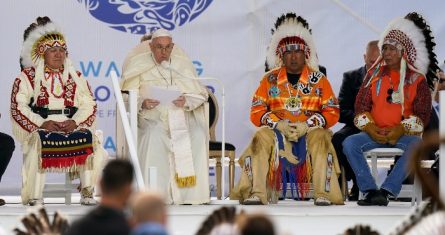 Flanqueado por grandes jefes indígenas, el Papa Francisco lee su texto en el que ofrece disculpas en nombre de la iglesia durante una visita a etnias indígenas en Maskwaci, donde se encontraba el exinternado Ermineskin, el lunes 25 de julio de 2022, en Maskwacis, Canadá.