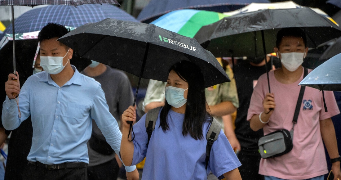 Personas Con Cubrebocas Caminan Por Una Calle Del Distrito Comercial De Beijing El De Agosto De