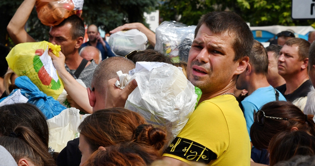 Residentes Locales Muchos De Los Cuales Huyeron De La Guerra Se Reúnen Para Entregar Donativos Como Medicamentos Ropa Y Pertenencias Personales a Sus Familiares En Los Territorios Ocupados Por Rusia El Domingo De Agosto De En Zaporiyia Ucrania