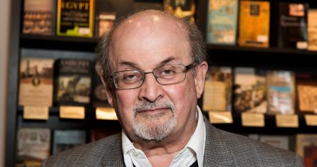 El autor Salman Rushdie posa durante una firma de su libro "Home" en Londres, el 6 de junio de 2017.