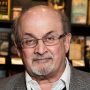 El autor Salman Rushdie posa durante una firma de su libro "Home" en Londres, el 6 de junio de 2017.