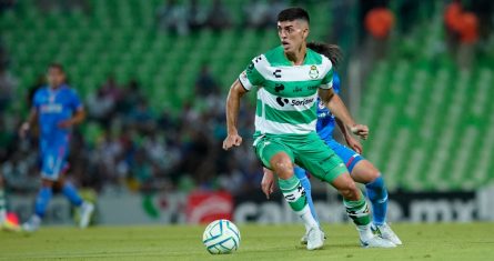 Hugo Rodríguez, Eduardo Aguirre y Carlos Orrantia marcaron tres goles en un tramo de 10 minutos en el segundo tiempo para que Santos Laguna apaleara el sábado 4-0 a Cruz Azul en el Torneo Apertura.