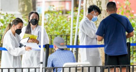 Trabajadores de salud con ayudantes del Departamento de Salud e Higiene de la ciudad de Nueva York laboran en un sitio de vacunas contra la viruela símica, el martes 26 de julio de 2022, en Nueva York.