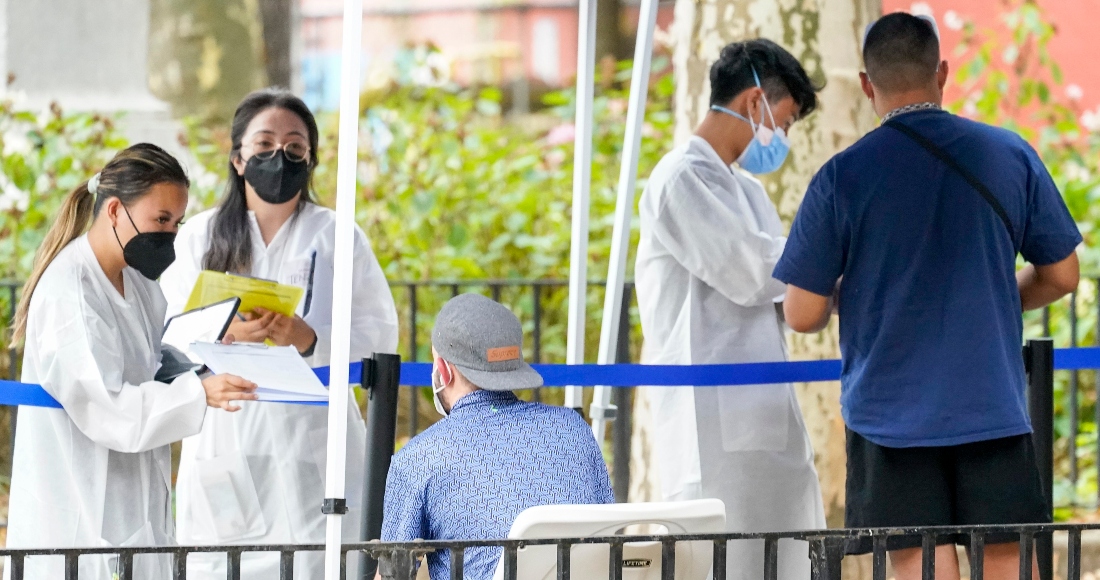 Trabajadores De Salud Con Ayudantes Del Departamento De Salud E Higiene De La Ciudad De Nueva York Laboran En Un Sitio De Vacunas Contra La Viruela Símica El Martes De Julio De En Nueva York