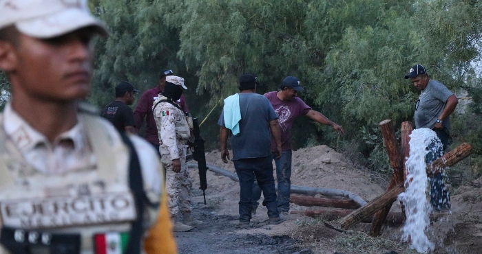 Voluntarios Drenan Agua De Una Mina De Carbón Inundada Donde Varios Mineros Quedaron Atrapados El Jueves De Agosto De En Sabinas En El Estado Mexicano De Coahuila