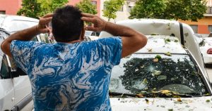 Un hombre con las manos en la cabeza al ver el estado de la luna de su vehículo, como consecuencia de la tormenta de granizo, a 31 de agosto de 2022, en la Bisbal d’Empordà, Girona, Catalunya (España).