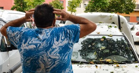 Un hombre con las manos en la cabeza al ver el estado de la luna de su vehículo, como consecuencia de la tormenta de granizo, a 31 de agosto de 2022, en la Bisbal d’Empordà, Girona, Catalunya (España).