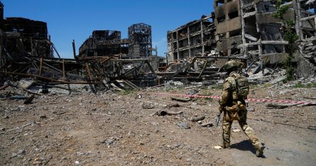 Un soldado ruso camina frente a la planta metalúrgica de Azovstal, en Mariúpol, este de Ucrania, el 13 de junio de 2022.