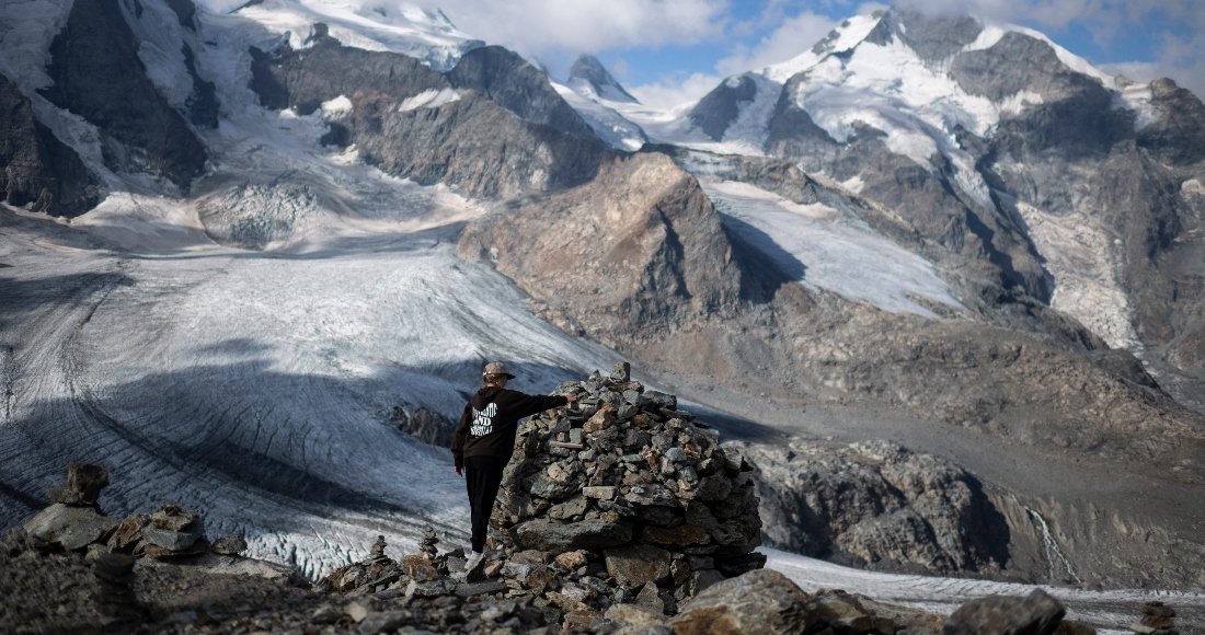 Una Persona Posa Frente Al Grupo De Montañas Bernina En Pontresina Suiza El Miércoles De Agosto De