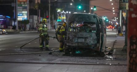 En una acción simultánea, alrededor de 20 vehículos fueron quemados en Baja California. Un automóvil transporte público fue quemado e la delegación La Mesa de Tijuana.