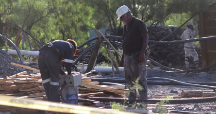 Voluntarios ayudan en el rescate de 10 mineros atrapados en una mina de carbón colapsada e inundada en Sabinas, estado de Coahuila, México, el jueves 4 de agosto de 2022.